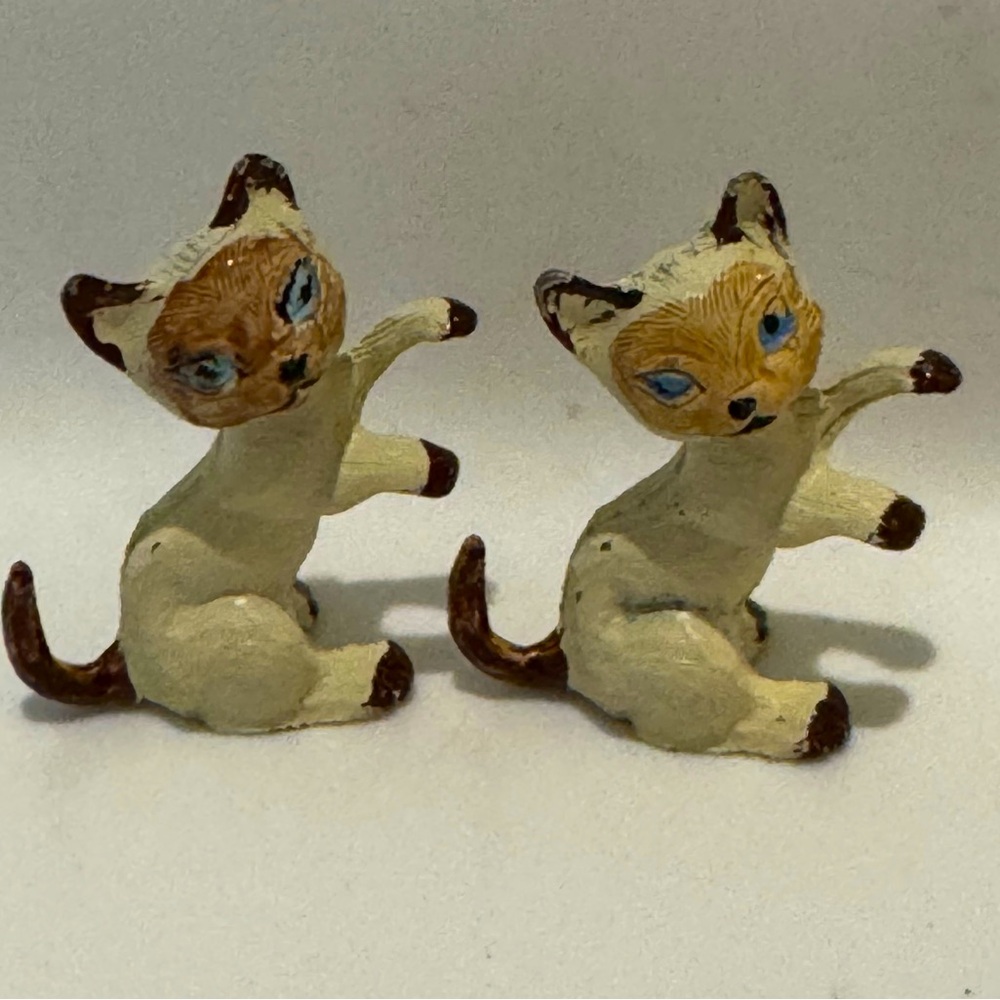 2 Siamese Kitty Figurines 1” Cast Metal Miniature Hand Painted Blue Eyes Rare